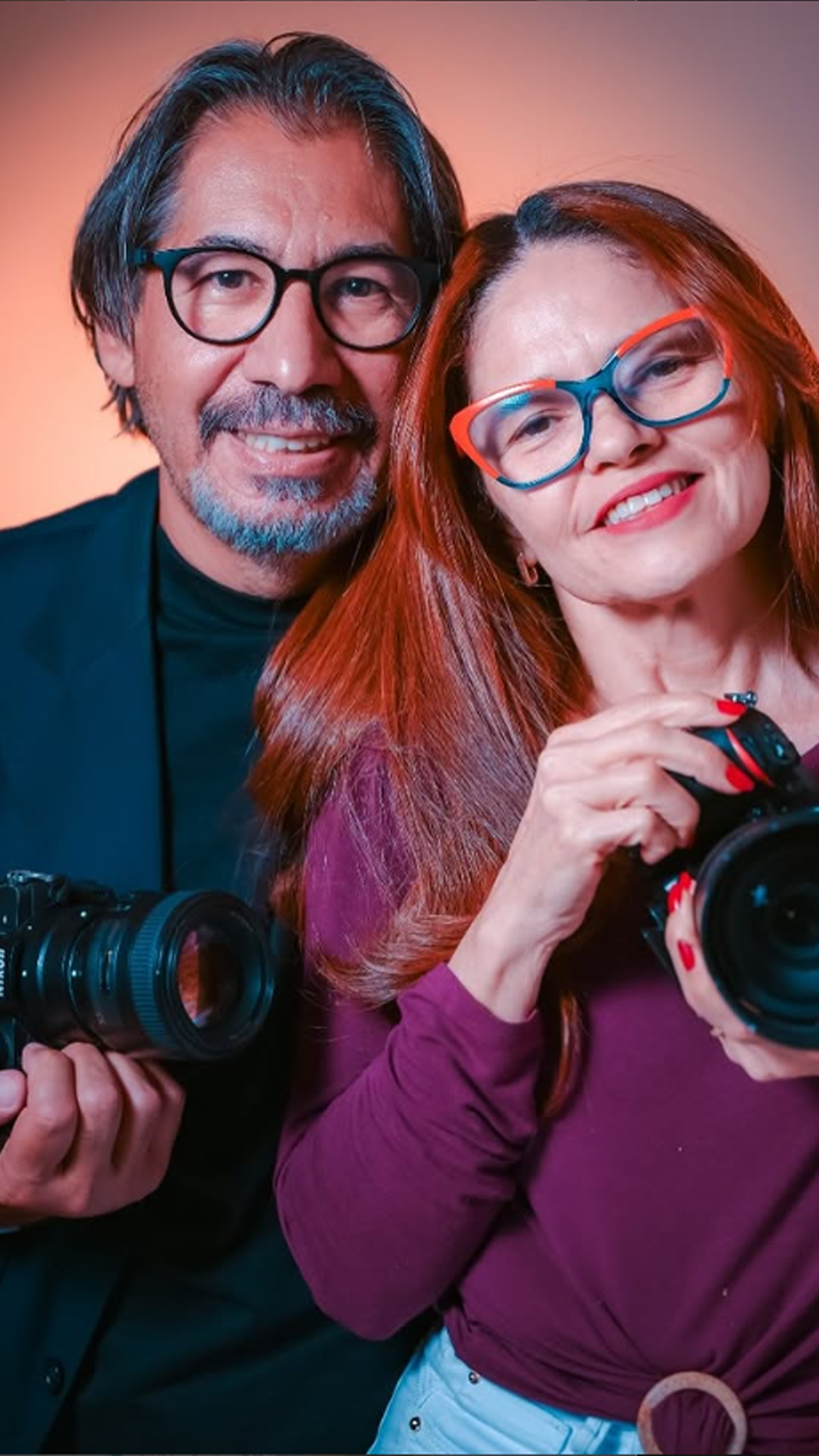 Retrato dos fotógrafos Oscar e Kátia no estúdio
